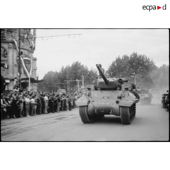 Chars légers Tank Destroyer TD M 10 du 2e RD passant devant l'opéra de Montpellier.