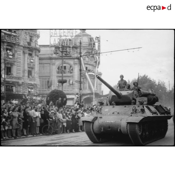 Chars légers Tank Destroyer TD M 10 du 2e RD passant devant l'opéra de Montpellier.