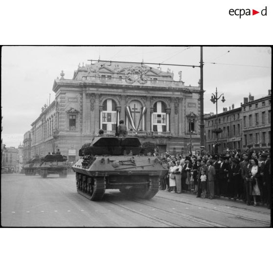 Chars légers Tank Destroyer TD M 10 du 2e RD passant devant l'opéra de Montpellier.