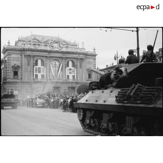 Chars légers Tank Destroyer TD M 10 du 2e RD passant devant l'opéra de Montpellier.