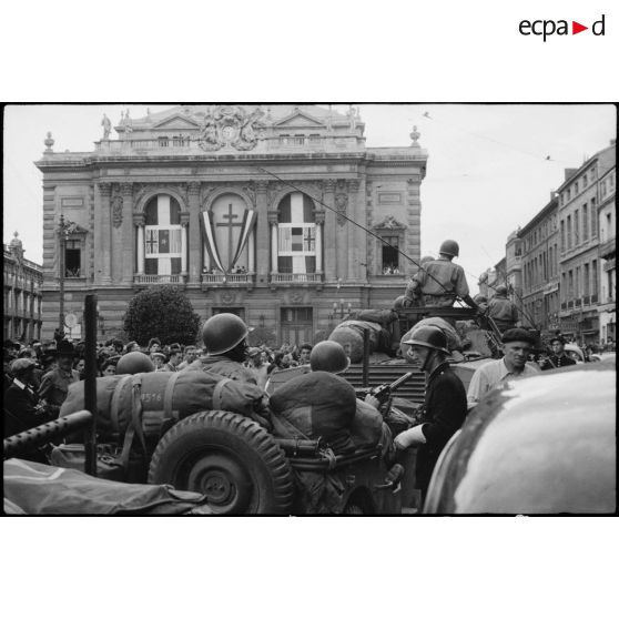 Une jeep de reconnaissance et une automitrailleuse M 8 de la 1re DB (division blindée) devant l'opéra de Montpellier lors du défilé célébrant la libération de la ville le 2 septembre 1944.