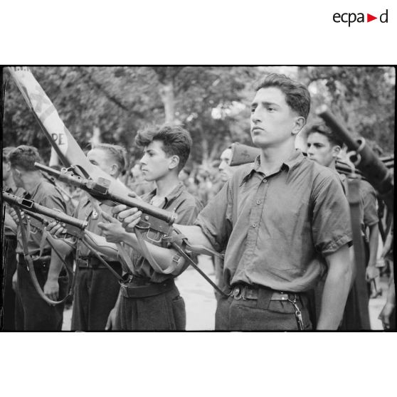 Le 2 septembre 1944, lors du défilé célébrant la libération de Montpellier, des résistants FFI (Forces françaises de l'intérieur) doivent contenir la foule en liesse.