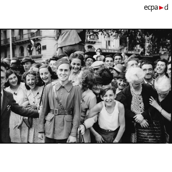 Des résistants des Forces françaises de l'intérieur (FFI) contiennent la foule en liesse lors du défilé célébrant la libération de Montpellier.