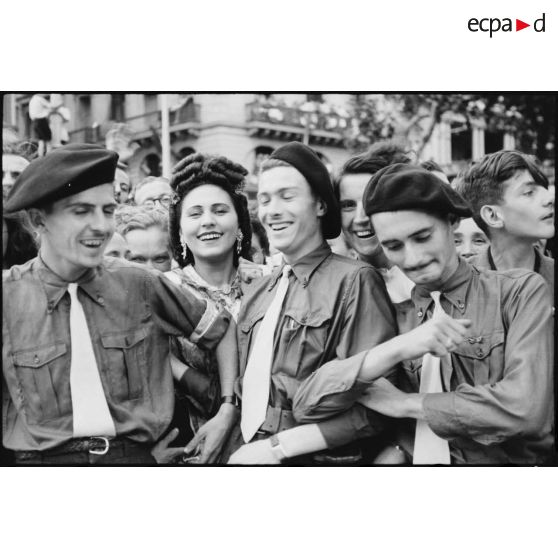 Le 2 septembre 1944, lors du défilé célébrant la libération de Montpellier, des résistants FFI (Forces françaises de l'intérieur) doivent contenir la foule en liesse.