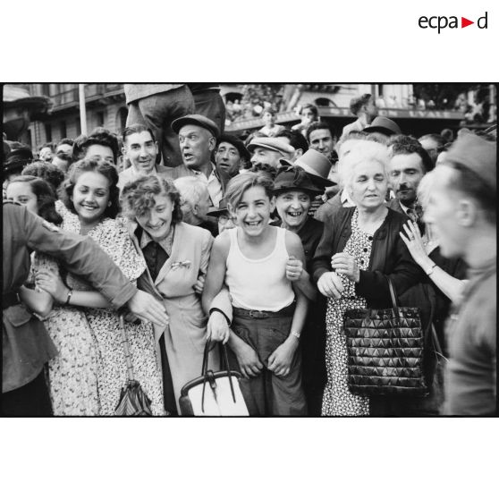 Le 2 septembre 1944, lors du défilé célébrant la libération de Montpellier, des résistants FFI (Forces françaises de l'intérieur) doivent contenir la foule en liesse.