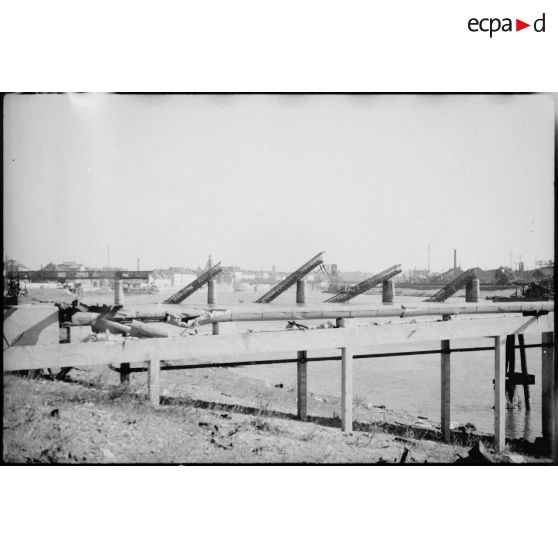 Pont sur la Saône détruit à hauteur de Chalon-sur-Saône.