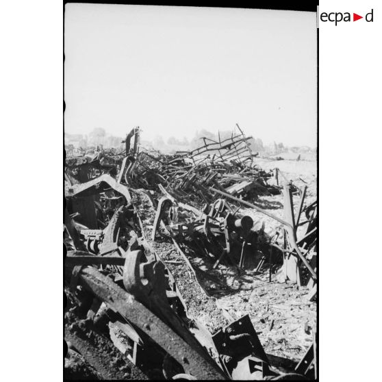 A Chalon-sur-Saône, deux trains de munitions allemands réduits à néant.