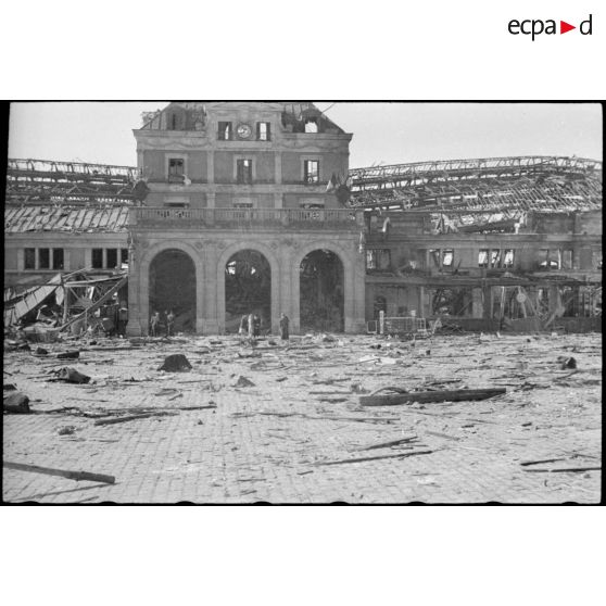 Gare de Dijon en ruine.