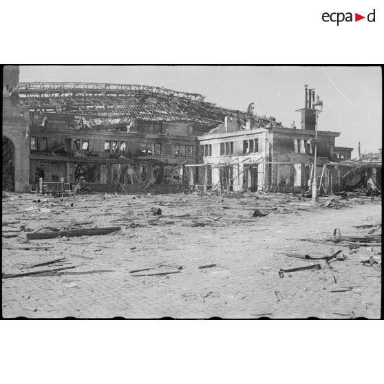 Gare de Dijon en ruine.