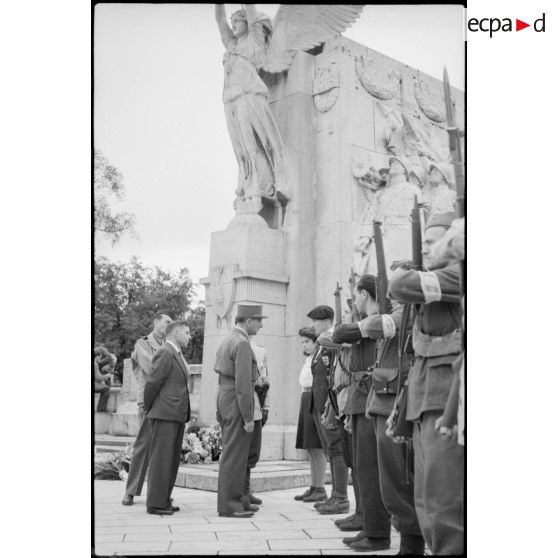 Cérémonie au monument aux morts à Dijon.