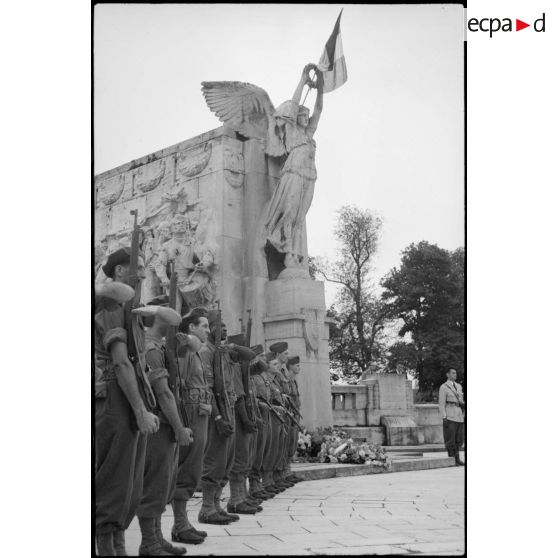 Cérémonie au monument aux morts à Dijon.