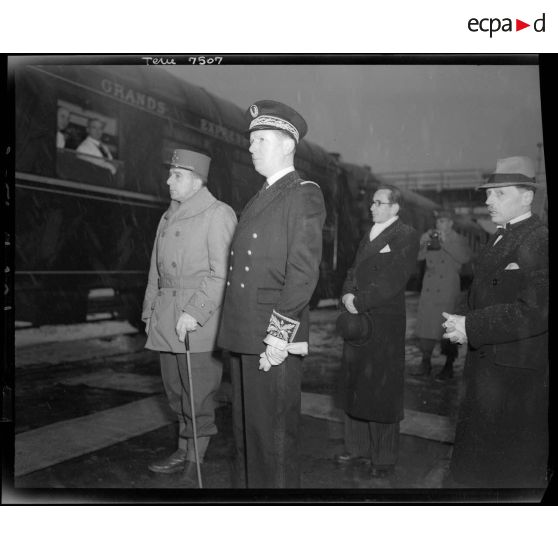 Le général de Lattre de Tassigny et le préfet de Besançon en gare de Besançon.