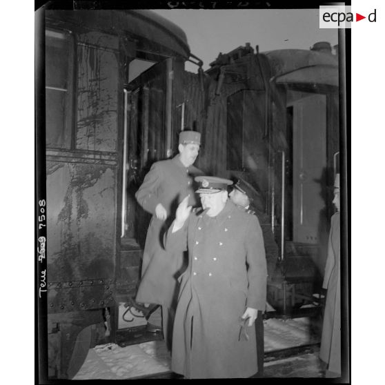 Arrivée du général de Gaulle et de Winston Churchill en gare de Besançon, venus rendre une visite à la 1re Armée sur le front du Doubs.