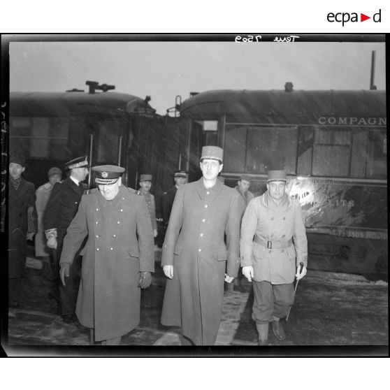 Winston Churchill et le général de Gaulle accueillis par le général de Lattre de Tassigny en gare de Besançon.