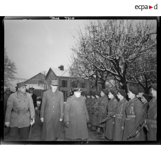 Le général de Gaulle  et  Winston Churchill, accueillis à leur arrivée en gare de Besançon par le général de Lattre de Tassigny et un détachement de résistants FFI.