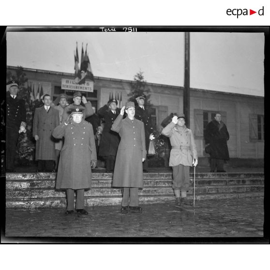 Winston Churchill, le général de Gaulle et le général de Lattre de Tassigny, en gare de Besançon, rendent les honneurs pendant l'exécution des hymnes nationaux.