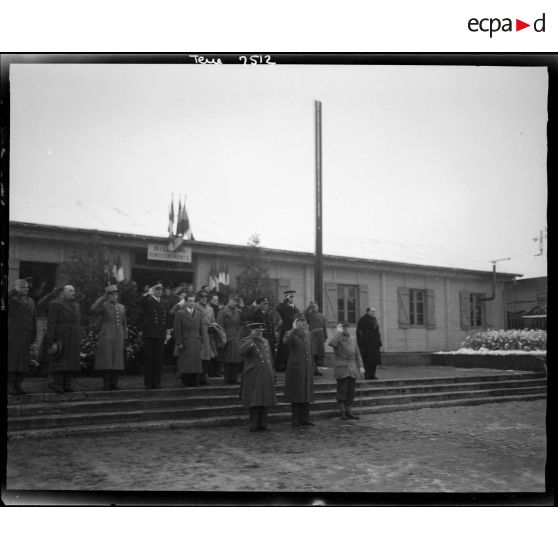 Winston Churchill, le général de Gaulle et le général de Lattre de Tassigny, en gare de Besançon, rendent les honneurs pendant l'exécution des hymnes nationaux.