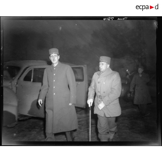 Le général de Gaulle et le général de Lattre de Tassigny à leur arrivée au camp du Valdahon dans le Doubs.