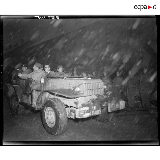 Le général de Gaulle, Winston Churchill, André Diethelm et le général de Lattre de Tassigny passent en revue, à bord de leur command-car, des cadres de la résistance intérieure en formation au camp du Valdahon.