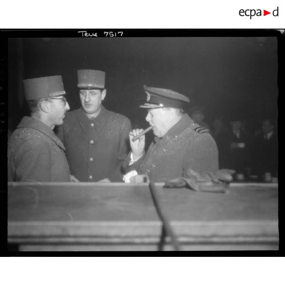 Conversation entre le général de Gaulle, Winston Churchill et un officier au mess du camp du Valdahon.