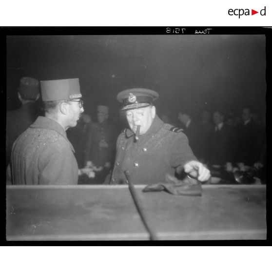 Conversation entre Winston Churchill et un officier français au mess du camp du Valdahon.