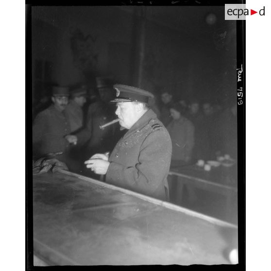 Le Premier ministre anglais Sir Winston Churchill dans le mess du camp du Valdahon.