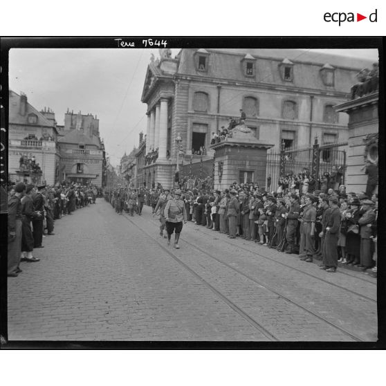 Les troupes défilent dans Dijon libérée.