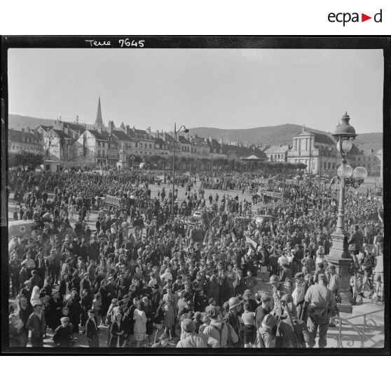 La foule massée devant l'hôtel de ville à Autun lors de la libération de la ville.