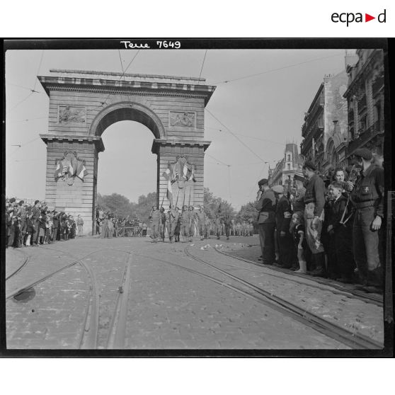 Défilé des troupes dans Dijon libérée.