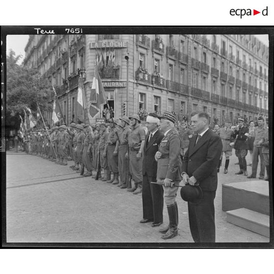 Autorités et porte-drapeaux assistant au défilé de la Libération à Dijon.