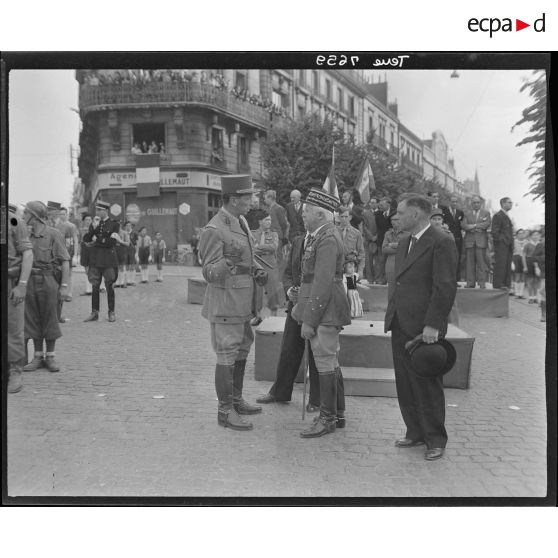 Autorités et porte-drapeaux assistant au défilé de la Libération à Dijon.