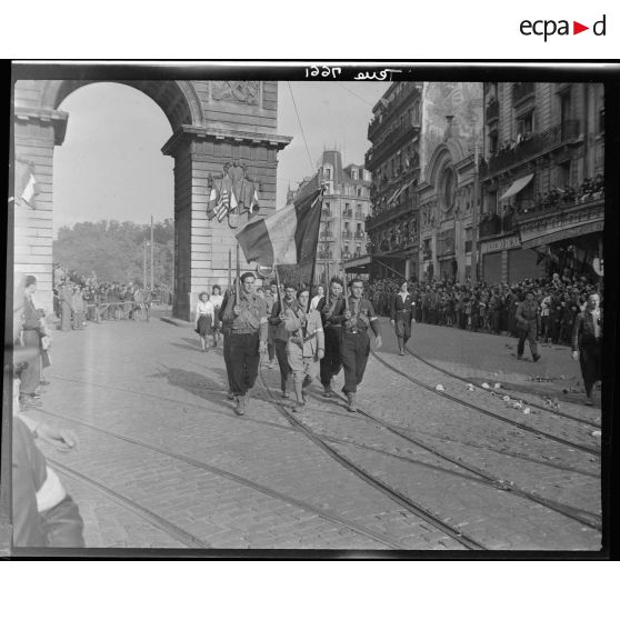 Défilé des troupes dans Dijon libérée.