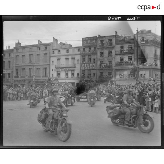 Le général de Lattre de Tassigny salue la foule dans Dijon libérée.