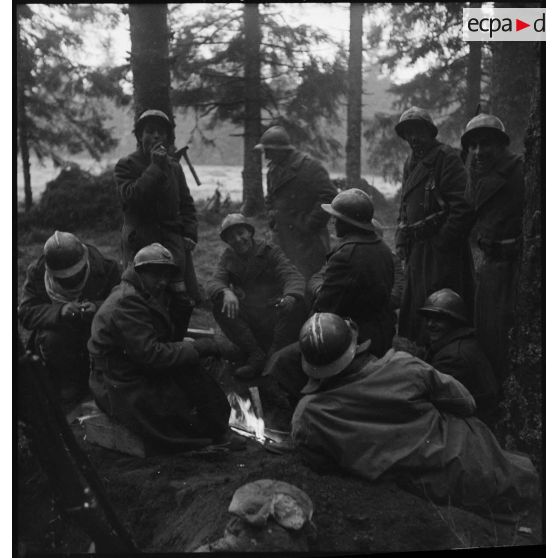 Soldats de la 3e DIA au repos après une patrouille dans la forêt vosgienne avant l'offensive lancée le 3 novembre 1944 vers Rochesson.