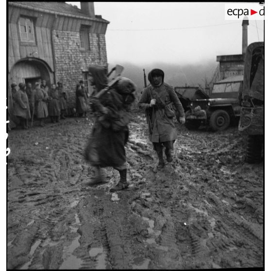 Goumiers du 1er Tabor (du 2e GTM) ayant pris position dans une ferme vosgienne lors de leur progression vers Rochesson entre le 3 et le 5 novembre 1944.