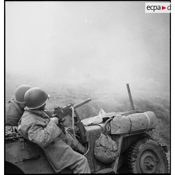 Soldats de la 3e DIA en patrouille de reconnaissance dans les Vosges avant l'offensive lancée le 3 novembre 1944 vers Rochesson à bord d'une jeep équipée d'une mitrailleuse Browning 7,62 mm 1919A4.