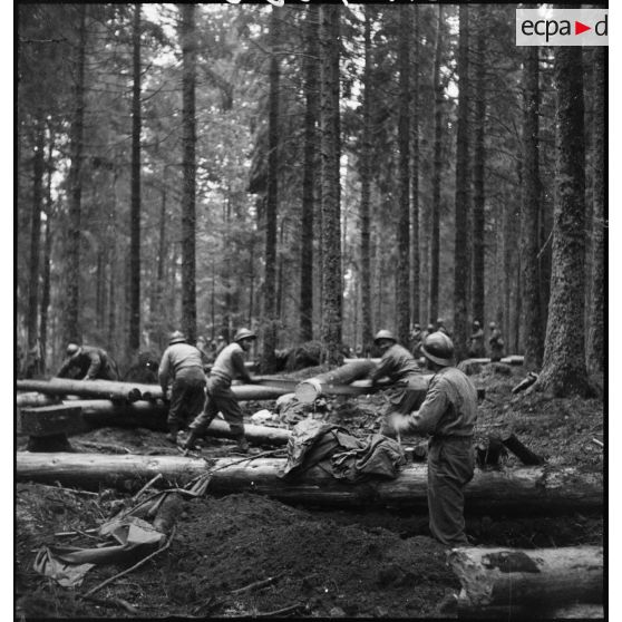 Des soldats de la 3e DIA dans la forêt vosgienne au moment de l'offensive lancée le 3 novembre 1944 vers Rochesson.