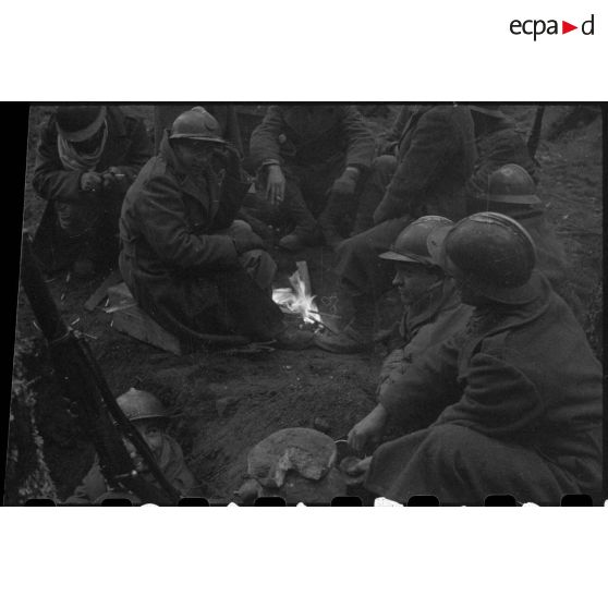 Soldats de la 3e DIA au repos après une patrouille dans la forêt vosgienne avant l'offensive lancée le 3 novembre 1944 vers Rochesson.