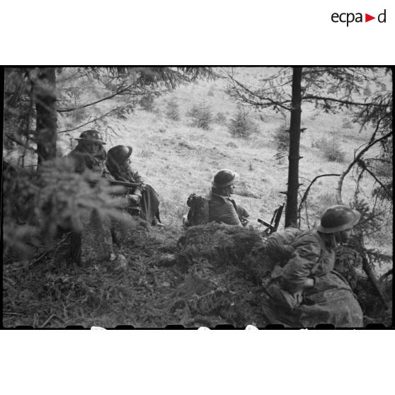 Goumiers du 2e GTM, armés de pistolets-mitrailleurs Thompson M1A1, à leur poste de guet dans la forêt vosgienne lors de la progression de la 3e DIA vers Rochesson entre le 3 et le 5 novembre 1944.