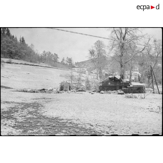 Equipage d'canon automoteur Howitzer Motor Carriage M7 dans la forêt vosgienne lors de la progression de la 3e DIA (division d'infanterie algérienne) vers Rochesson entre le 3 et le 5 novembre 1944.