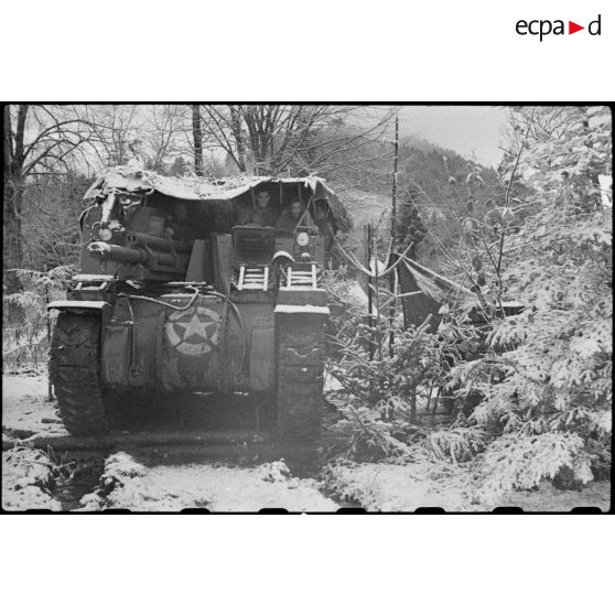 Equipage d'canon automoteur Howitzer Motor Carriage M7 dans la forêt vosgienne lors de la progression de la 3e DIA (division d'infanterie algérienne) vers Rochesson entre le 3 et le 5 novembre 1944.