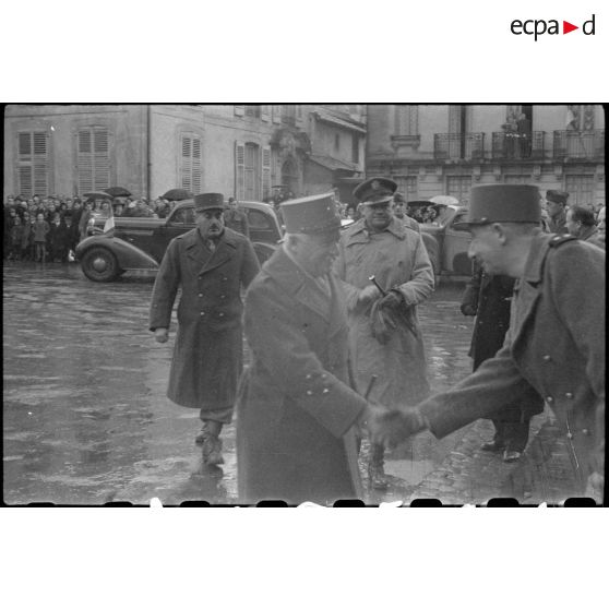 Le général de Goislard de Monsabert saluant le général Touzet du Vigier lors de la cérémonie du 11 Novembre 1944 à Remiremont.