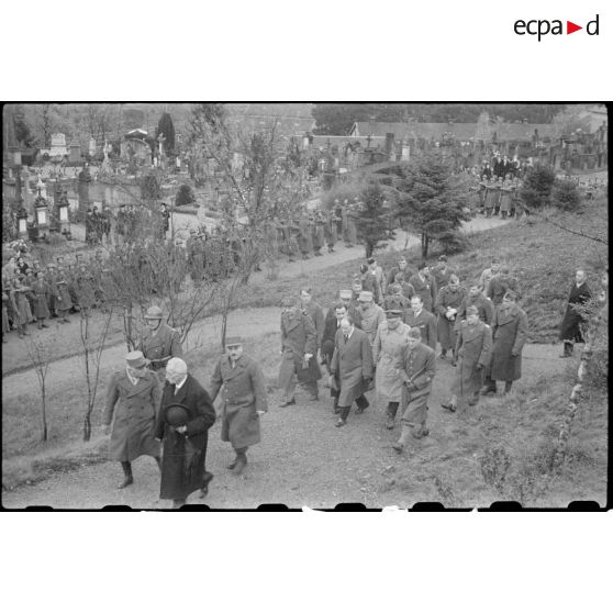 Officiers participant à la cérémonie du 11 Novembre 1944 à Remiremont.