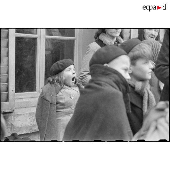 Distribution de repas et de boissons aux réfugiés de La Bresse, du Thillot et de Gérardmer au moment d'une contre-attaque allemande massive le 5 novembre 1944.