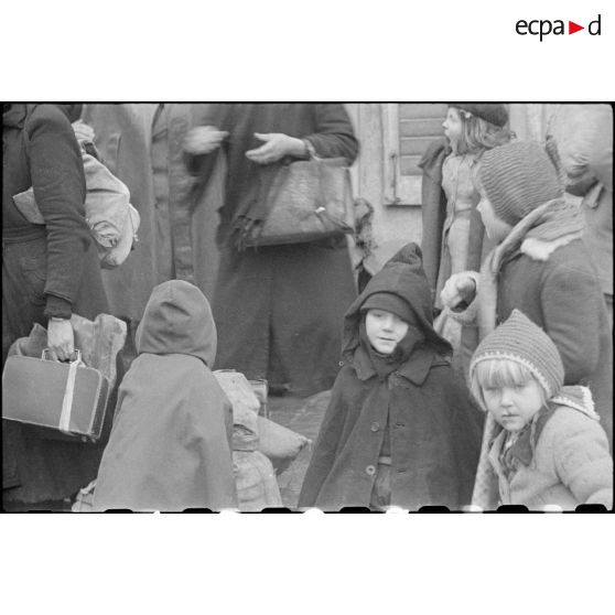 Distribution de repas et de boissons aux réfugiés de La Bresse, du Thillot et de Gérardmer au moment d'une contre-attaque allemande massive le 5 novembre 1944.