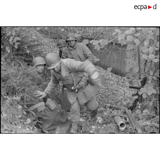 Soldats de la 1re Armée lors de la prise de villages vosgiens.