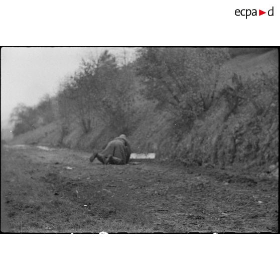 Roquette d'un blindé Panzerschreck abandonnée par les troupes allemandes sur le front dans les Vosges et récupérée par un soldat de la 1re DB.