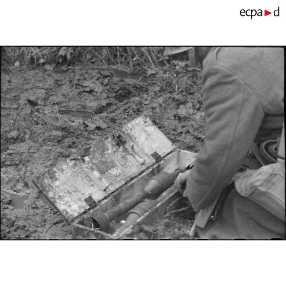 Roquette d'un blindé Panzerschreck abandonnée par les troupes allemandes sur le front dans les Vosges et récupérée par un soldat de la 1re DB.