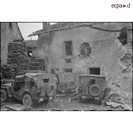 Des jeeps de l'état-major du 4e RTT (régiment de tirailleurs tunisiens) abritées derrière une ferme à Menaurupt 5 novembre 1944.<br>