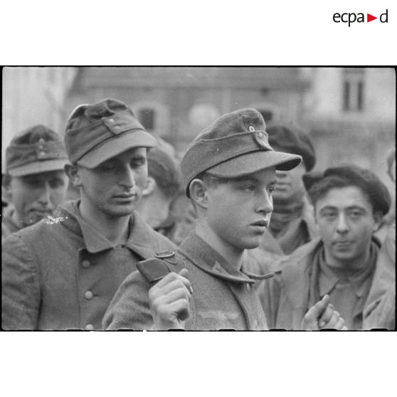 Prisonniers allemands de la division allemande commandée par le général L'Homme de Courbière, dite Infanterie-division, sur le front vosgien.